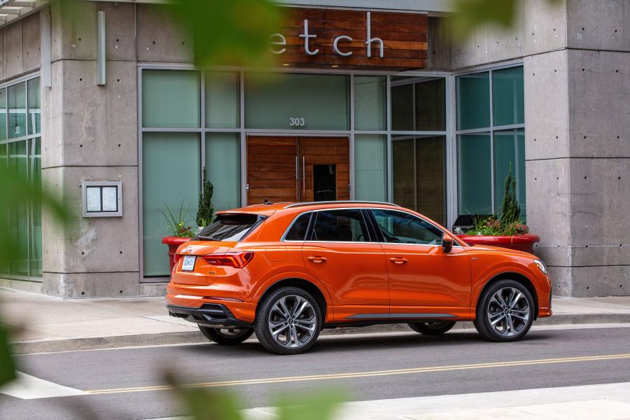  Audi Q3 2.0 TFSI Quattro S-Line 2019 года  (NA) (фото 29 из 42)